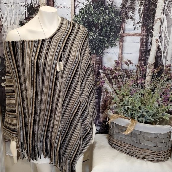 Poncho - Picture 5 of 8